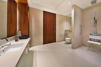 غرفة نزلاء فاخرة لذوي الاحتياجات الخاصة - حمام لذوي الاحتياجات الخاصة