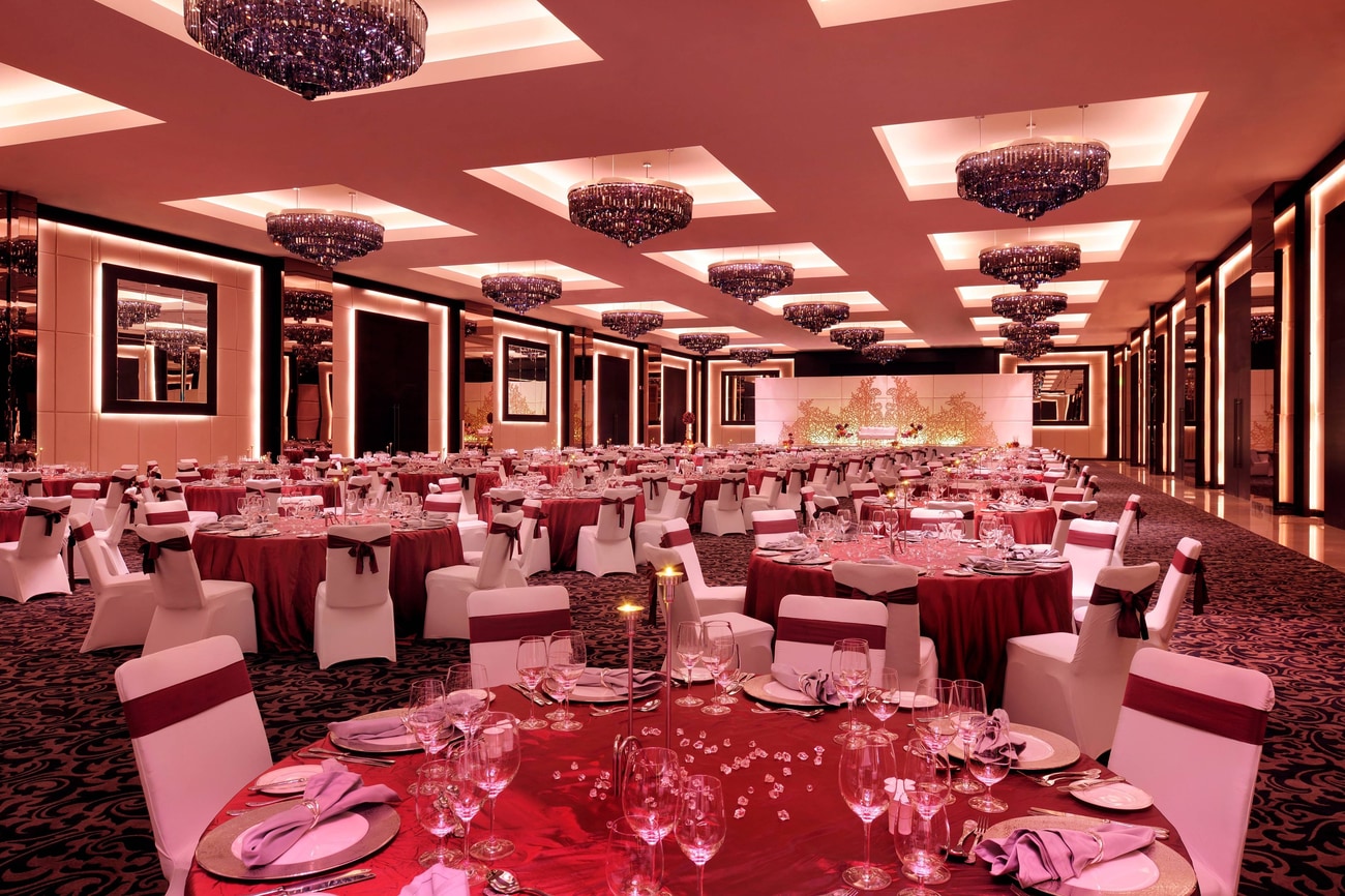 Salle de bal Dubai en configuration mariage indien