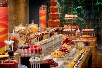 بوفيه الحلويات بمنطقة تناول الطعام في فندق دبي