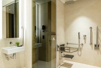 حمام لذوي الاحتياجات الخاصة - كابينة استحمام تسمح بدخول كرسي متحرك