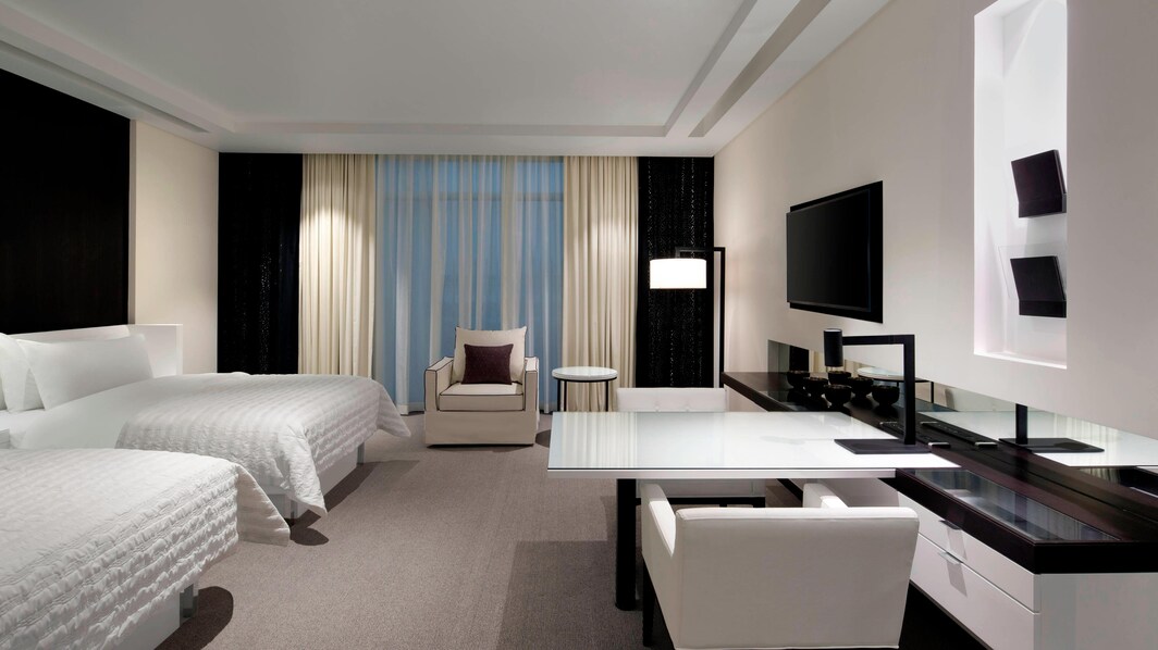 Номер Le Royal на клубном этаже — спальня с двумя односпальными кроватями