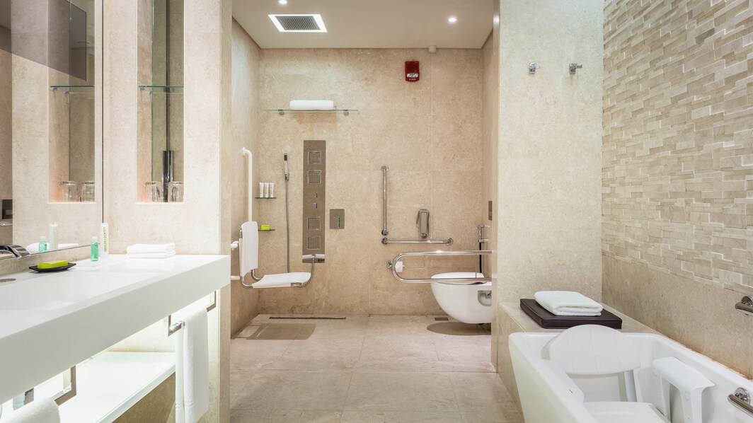 Banheiro do quarto Le Royal Club para hóspedes com mobilidade reduzida