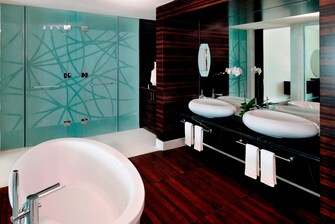 Bad einer Luxury Suite in Dubai