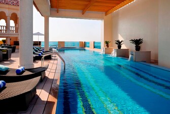 فندق دبي المحتوي على حمام سباحة خارجي