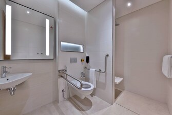 حمام جناح ستوديو (Studio) لذوي الاحتياجات الخاصة - حجيرة استحمام تسمح بدخول كرسي متحرك