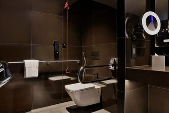 حمام قابل لوصول الأشخاص ذوي الاحتياجات الخاصة - الجمع بين حوض الاستحمام والدش