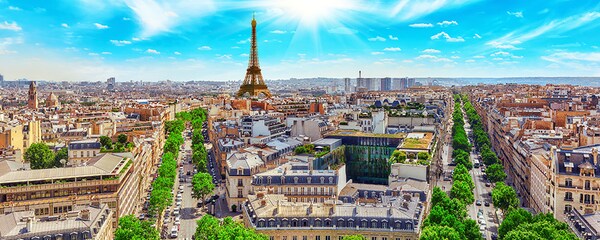 Vue sur Paris et la tour Eiffel depuis le toit de l'Arc de Triomphe