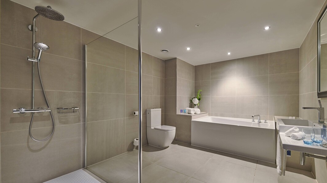 客室バスルーム – 独立したシャワーとバスタブ