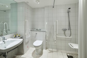 حمام لذوي الاحتياجات الخاصة - كابينة استحمام تسمح بدخول كرسي متحرك
