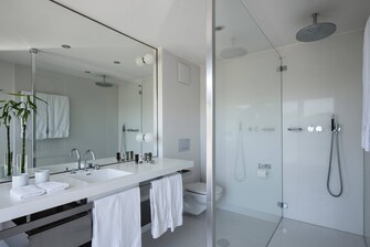 Suite – Bad mit bodengleicher Dusche