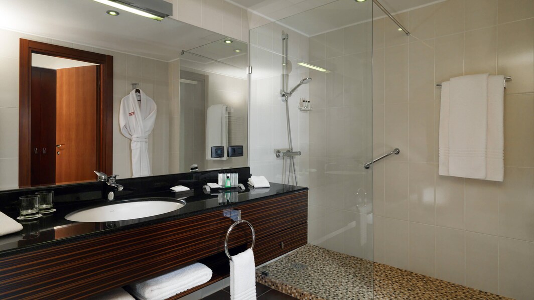 Ванная комната в номере отеля Marriott в Цахкадзоре