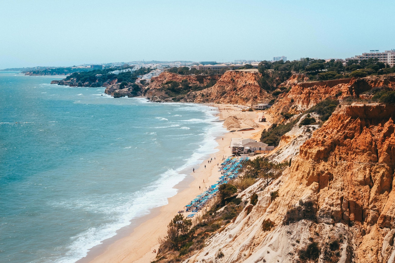 Blick auf die Klippen – Strand Praia da Falésia