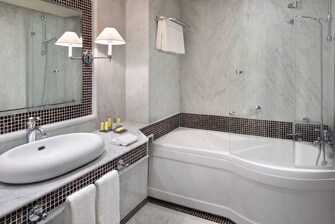 حمام غرفة نزيل فاخرة (Deluxe) – الدُش/حوض الاستحمام