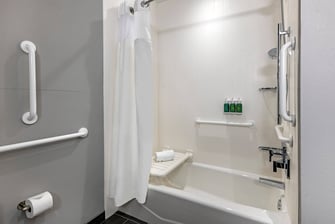 Baño accesible para personas con necesidades de movilidad especiales - Combinación de bañera y ducha