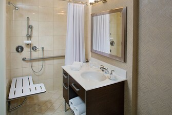 Baño con acceso para personas con problemas de movilidad del hotel en Fort Lauderdale