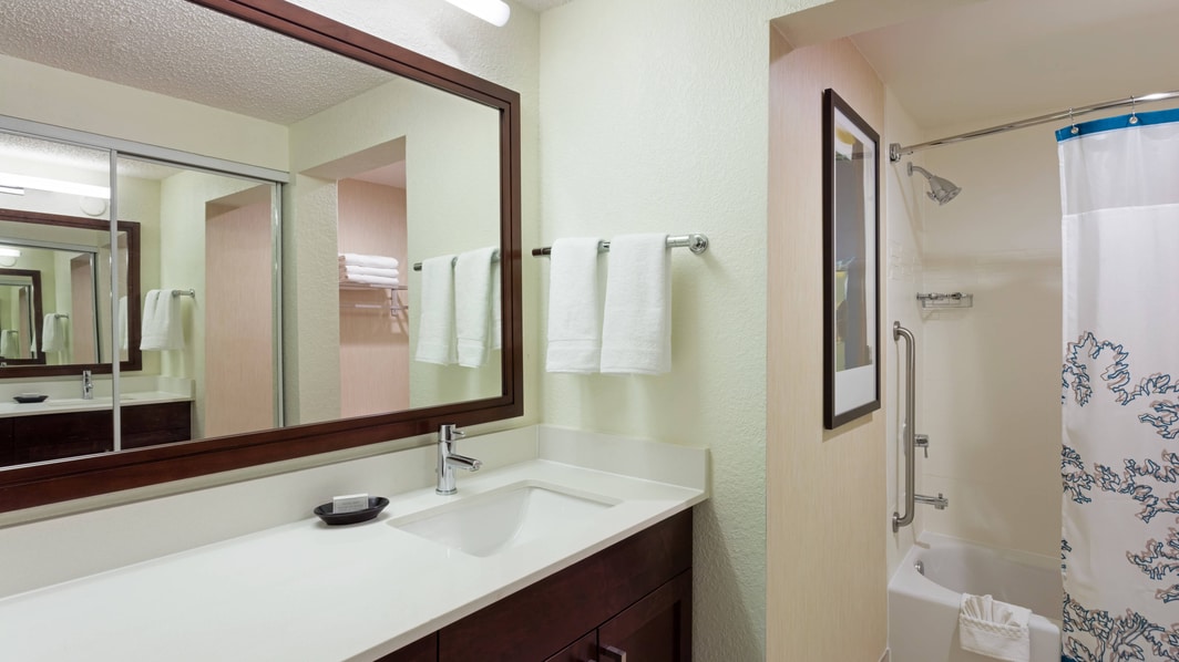 フロリダ州プランテーションのホテルのスイート、バスルーム