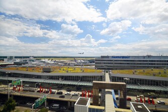 Gästezimmer mit Blick auf den Flughafen