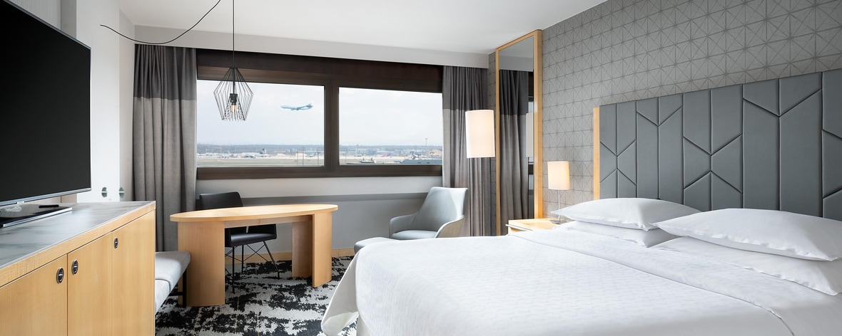 غرفة نزلاء متميزة (Premium) بسرير كبير (كينج) - إطلالة على المطار