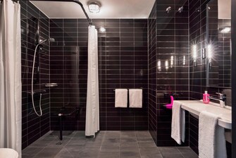 Moxy Fabulous Zimmer – Badezimmer