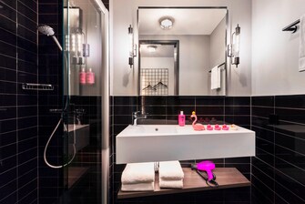 Moxy Zimmer – Badezimmer