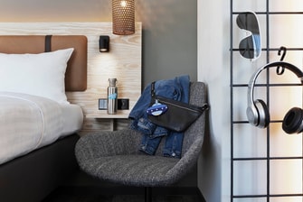 Moxy Zimmer mit Queensize-Bett – Sitzbereich
