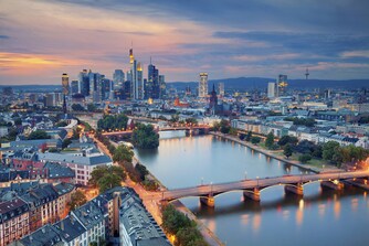 Skyline von Frankfurt mit Fluss