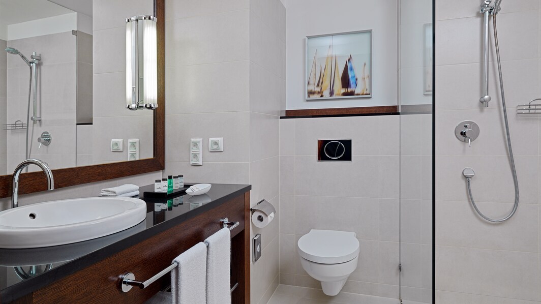 Ванная комната в люксе Sopot – безбарьерный душ
