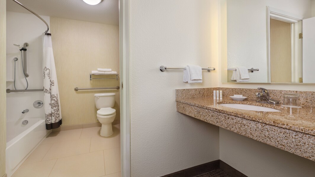 Baño de la suite con instalaciones para personas con necesidades especiales en Grand Junction
