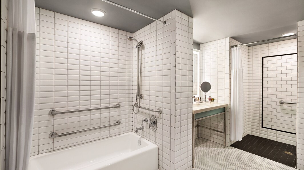 Ванная комната для гостей с ограниченными возможностями – ванна и безбарьерный душ