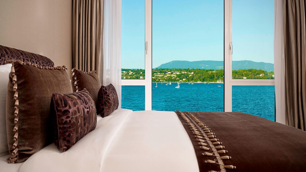 Suite Crown - Camera da letto con vista lago