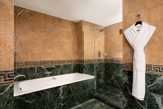  حمام غرفة نزيل – دش وحوض استحمام منفصلين