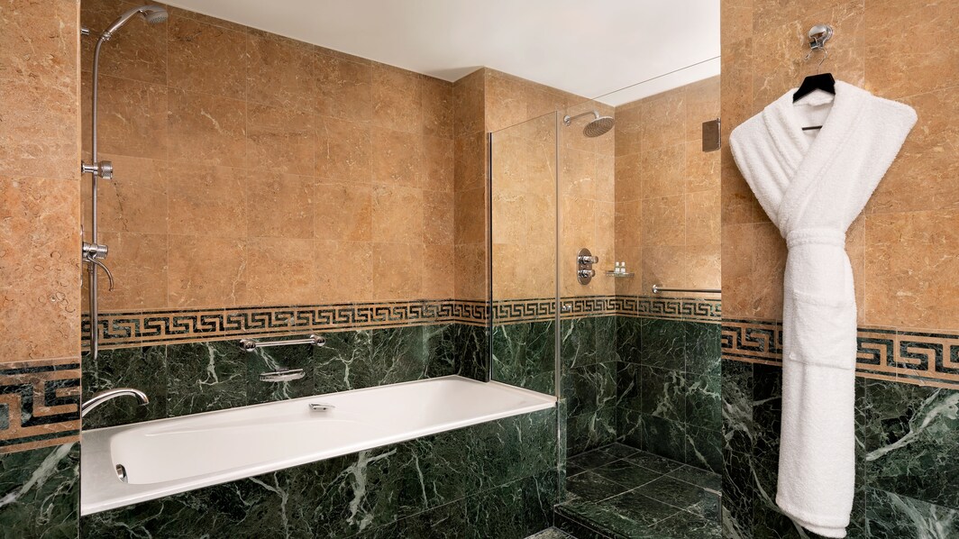  客室バスルーム – 独立したシャワーとバスタブ