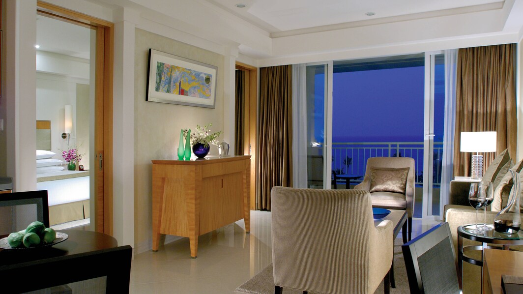 Suite Ocean con sala de estar y balcón
