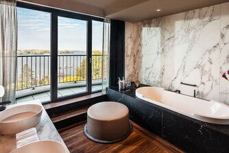 Badezimmer der Prestige Suite am See – Badewanne