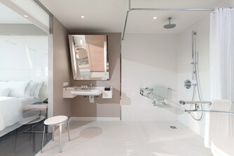 Barrierefreies Badezimmer des Deluxe Zimmers – rollstuhlgängige Dusche