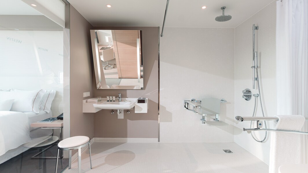 Banheiro do quarto Deluxe para hóspedes com mobilidade reduzida – Chuveiro para cadeira de rodas