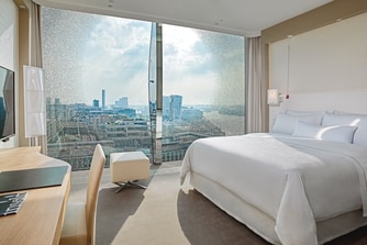 Barrierefreies Deluxe Zimmer mit Kingsize-Bett und Blick auf Hafencity
