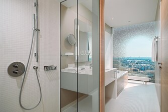 Badezimmer der Premium Unterkunft mit Stadtblick – bodengleiche Dusche