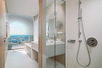 Badezimmer der Horizon Suite – bodengleiche Dusche