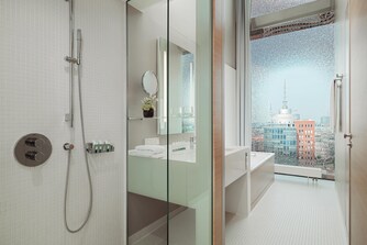 Badezimmer der Elbphilharmonie Suite – bodengleiche Dusche