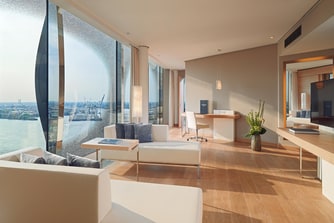 Wohnzimmer der Owner Suite – Blick auf die Hafencity