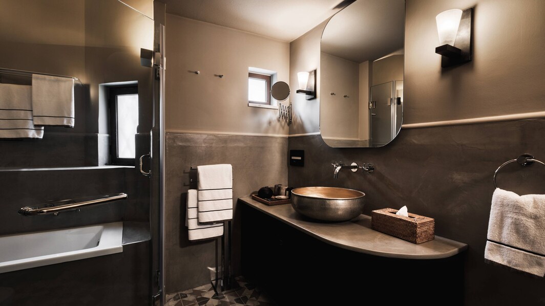 Suíte - Banheiro – Chuveiro e banheira separados