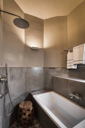 Suite - Bathroom – Separate Shower & Tub