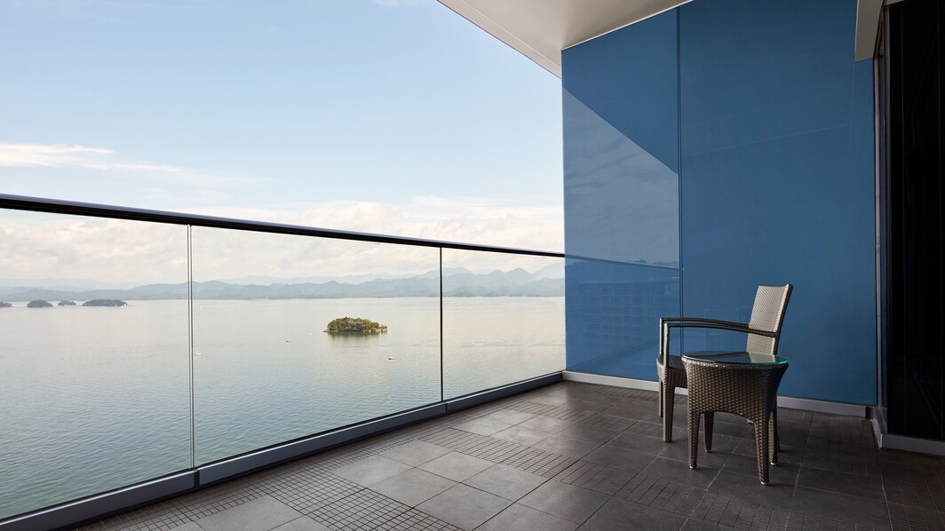 Номер Premium с двуспальной кроватью (King) и видом на озеро – балкон