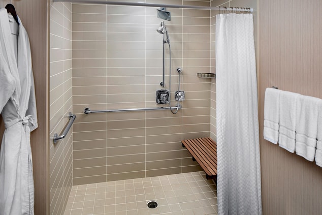 حمام لذوي الاحتياجات الخاصة - حجيرة استحمام تسمح بدخول كرسي متحرك