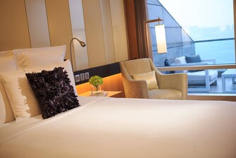 Zimmer mit Queensize-Bett, Patio und Hafenblick
