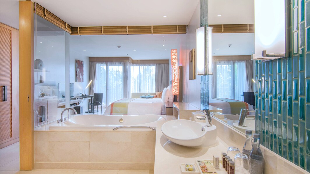 Ванная комната в номере отеля на курорте в Пхукете