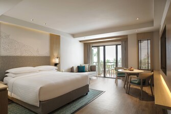 Premier Zimmer mit Kingsize-Bett und Poolblick