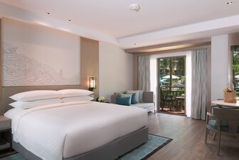 Premier Zimmer mit Kingsize-Bett, Pool und Terrasse