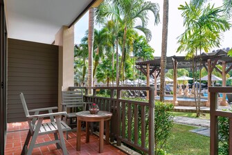 Premier Zimmer mit Pool und Terrasse – Balkon